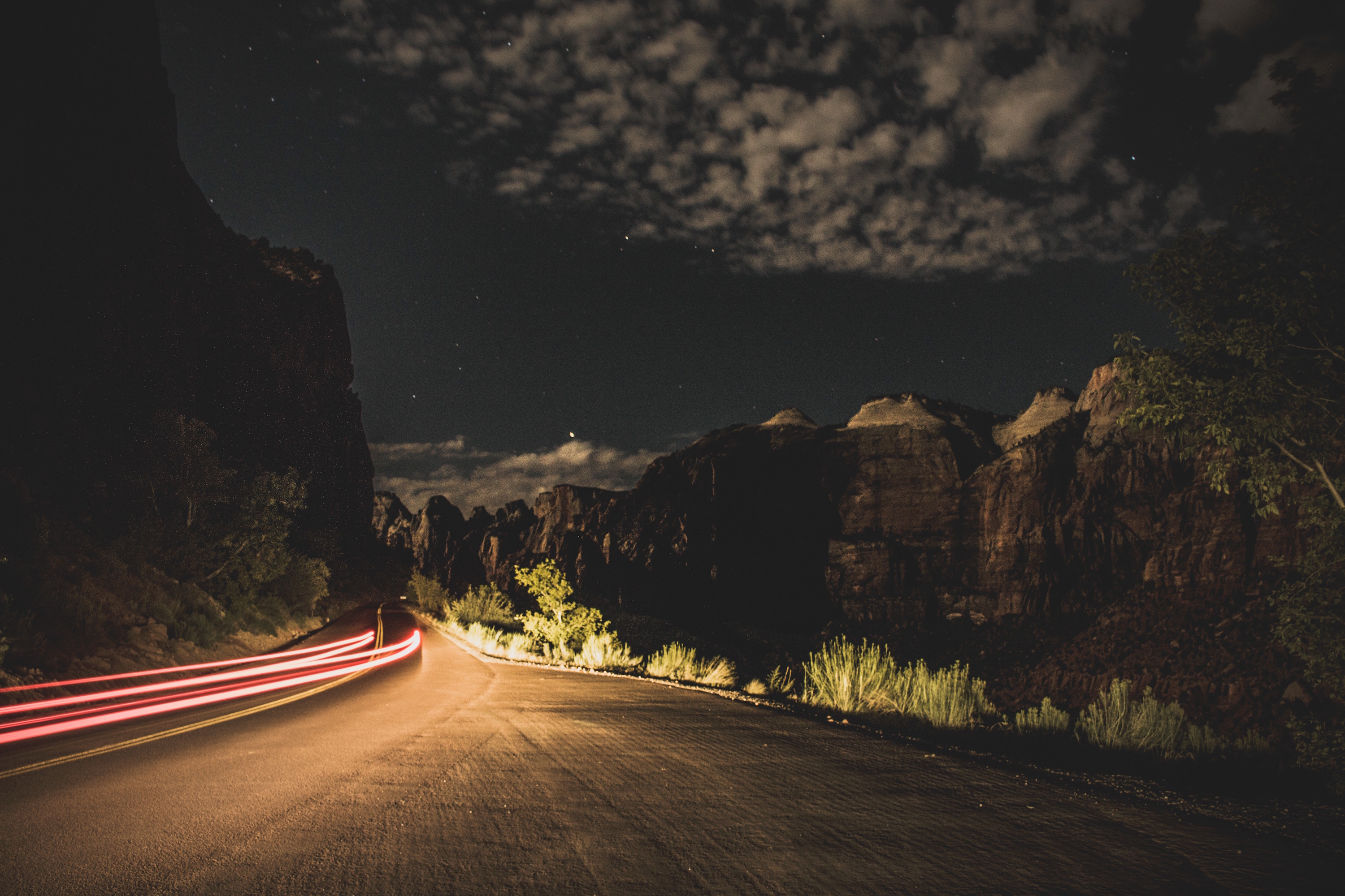 Mountain road by night, Springdale, USA. Photo: Fineas Anton.