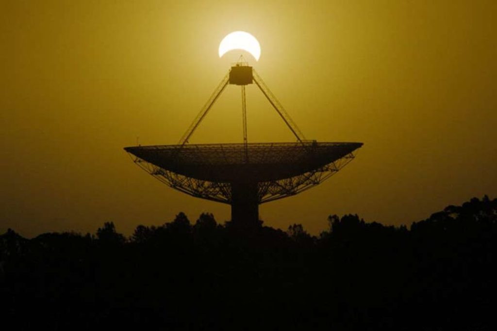 Parkes radiotelescope antenna, Australia